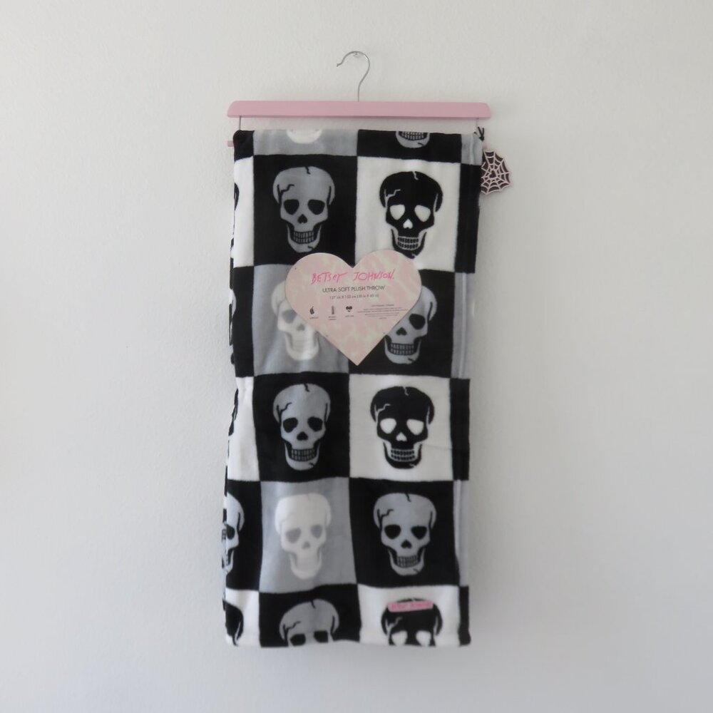Betsey Johnson Skull Ultra Soft Plush Throw Blanket (50 in x 60in)